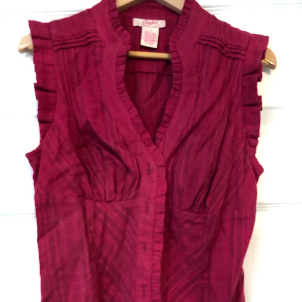 A short loose sleeve shirt